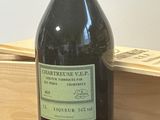 une bouteille de vin posée sur une table à côté d'une caisse en bois