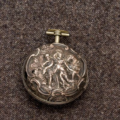 une montre de poche en argent sur laquelle figure le portrait d'une femme