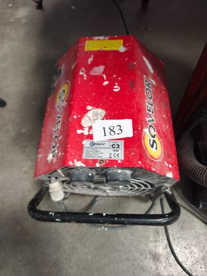 une boîte rouge posée sur une table