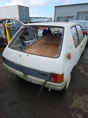 une petite voiture blanche garée sur un parking