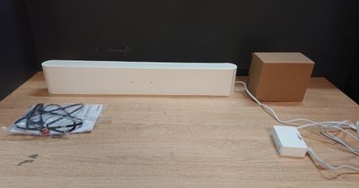 une boîte blanche posée sur une table en bois