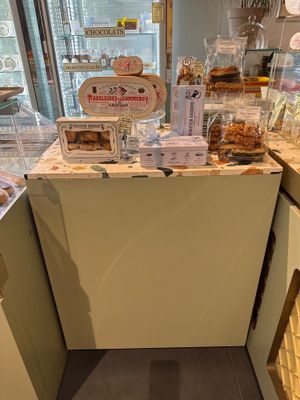 un comptoir sur lequel sont disposées de nombreuses sortes de pâtisseries