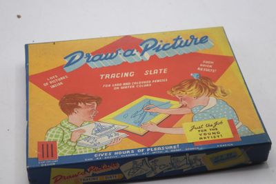 une image représentant une boîte sur laquelle figurent les portraits d'un garçon et d'une fille