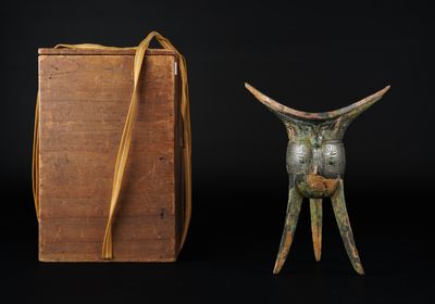 une image représentant un livre et une statue de taureau