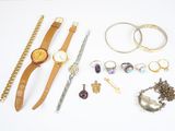 plusieurs types de bijoux différents sur une surface blanche