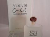 une photo d'un flacon d'Acqua di Gio à côté d'un coffret de parfum
