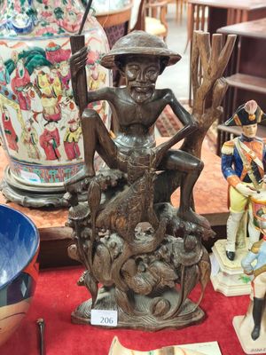 de nombreux vases et statues de toutes sortes exposés sur la table