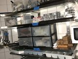de nombreux récipients sur les étagères de la cuisine