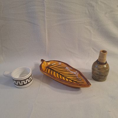 deux vases posés l'un à côté de l'autre sur une table