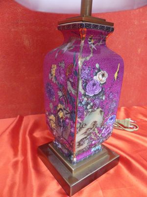 une lampe posée sur une table avec un fond rouge