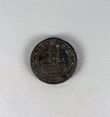gros plan d'une pièce de monnaie sur une surface blanche