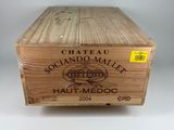 une boîte en bois avec une étiquette sur une table