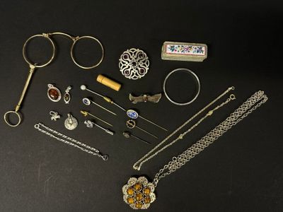 plusieurs types de bijoux différents sur une surface noire