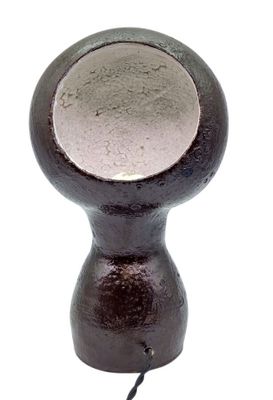 une image d'un objet métallique sur fond blanc