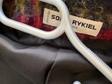 un gros plan sur une paire de chaussettes blanches posées sur une couverture
