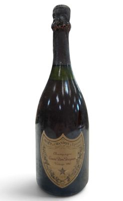 une bouteille de vin posée sur une table