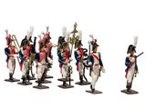 cinq figurines de soldats en uniforme sur fond blanc