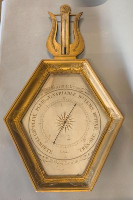 Baromètre en bois mouluré, sculpté et doré, cadran hexagonal…