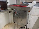 une machine qui se trouve dans une cuisine et qui est recouverte d'un linge rouge