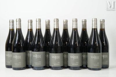 six bouteilles de vin sont alignées sur une table