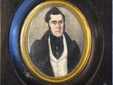 portrait d'un homme vêtu d'un manteau noir et d'une chemise blanche, dans un cadre doré