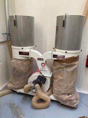 deux machines posées à même le sol dans une pièce