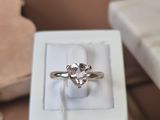 une bague qui se trouve dans une boîte sur une table