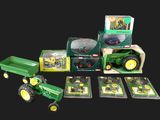 un petit tracteur vert avec une remorque et une boîte de cartes