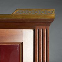Armoire en noyer mouluré surmontée d’une galerie ajourée en … (photo 2)