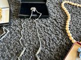 beaucoup de bijoux posés par terre les uns à côté des autres