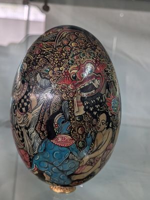 un œuf décoratif exposé dans une vitrine