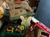 un tas de jouets par terre dans une chambre en désordre