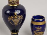deux vases posés l'un à côté de l'autre sur une table