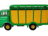 un camion jouet vert avec une remorque jaune sur fond blanc