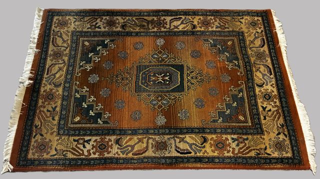 Tapis d’orient. 178 x 120 cm. Taches, À nettoyer 