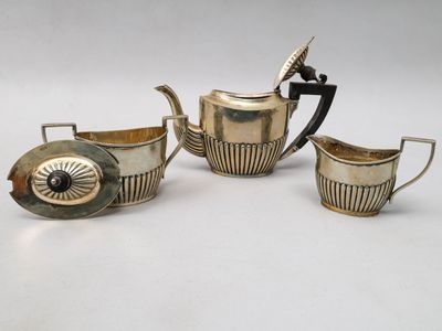 trois pièces de vaisselle, dont une théière, une tasse et une soucoupe