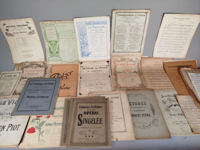 de nombreux livres anciens posés sur une table, dont beaucoup