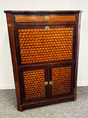 une armoire en bois à deux portes, surmontée d'un tiroir