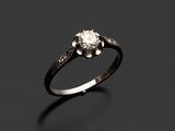 une bague de fiançailles avec un diamant blanc sur fond noir