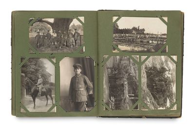 une vieille photo d'un livre contenant des images de personnes et d'animaux