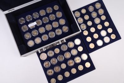 une boîte ouverte contenant un tas de pièces d'argent