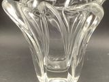 un vase en verre contenant une fleur