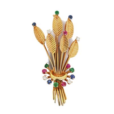 une photo en gros plan d'une broche ornée d'un bouquet de fleurs