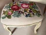 un repose-pieds rembourré orné d'un motif floral