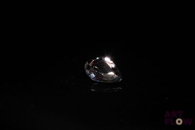 une photo en gros plan d'une bague dans l'obscurité