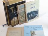 Plusieurs livres sont posés sur une table, à côté d'une tasse de café