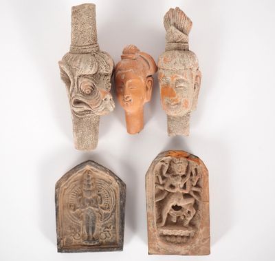 Tibet Ensemble de deux tsatsa représentant Avalokitesvara et…