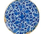 une assiette bleue et blanche ornée de fleurs bleues