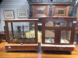 deux vitrines posées sur une table en bois