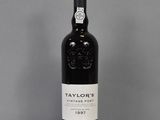 une bouteille de porto millésimé Taylor's